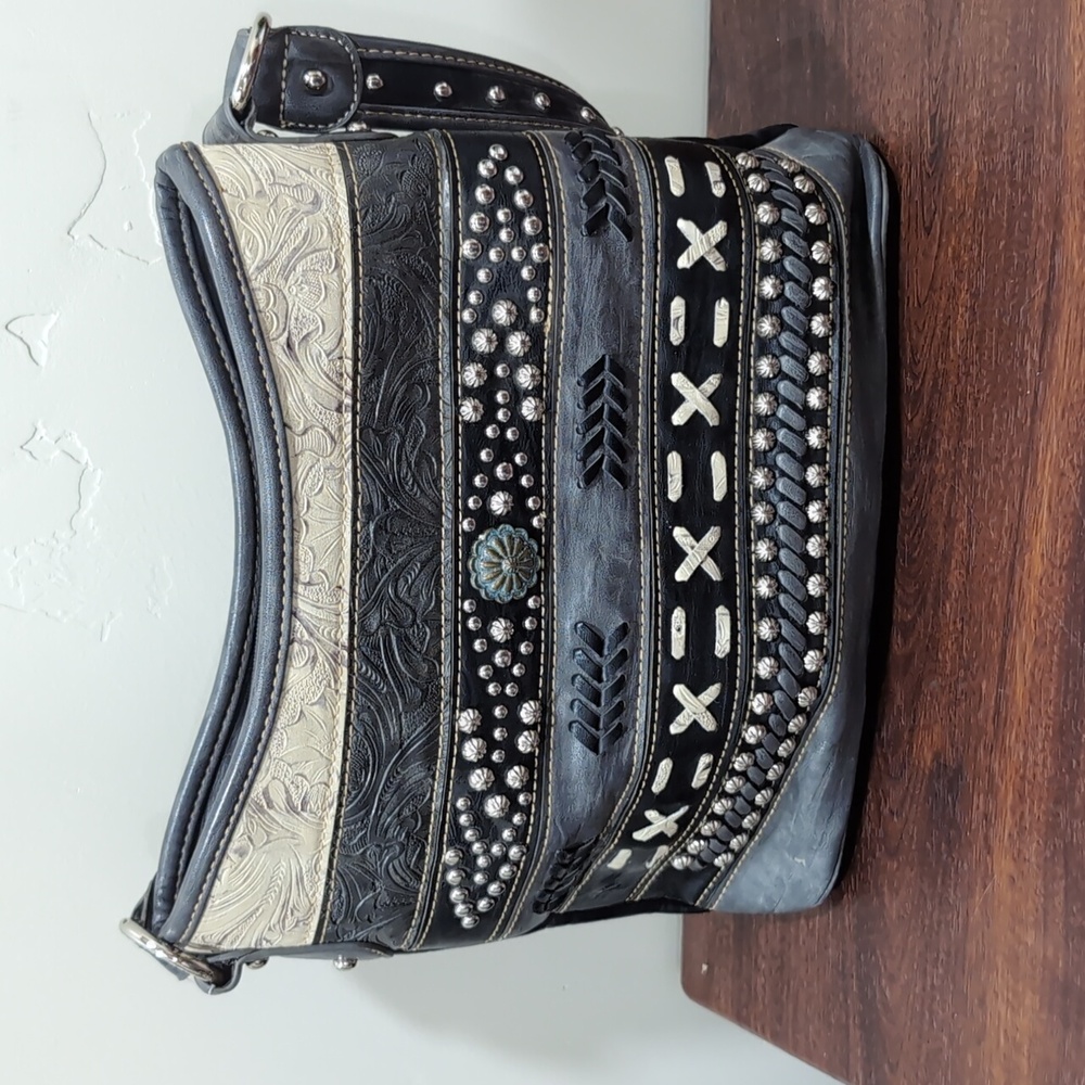 Montana shoulder bag in like new condition